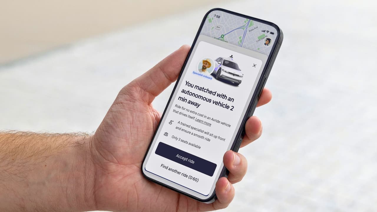 <h3 class="cms-H3-H3">Cómo pedir uno </h3>No necesitas una app nueva, cuando pidas un UberX, Uber Comfort o Uber Comfort Electric,
<b>la aplicación puede ofrecerte un robotaxi Avride al mismo precio</b>.
<br>Si no quieres viajar en uno,
<b>puedes cambiar al carro con chofer antes de comenzar el viaje.</b>
<br>Para aumentar tus posibilidades, puedes activar la opción de “vehículos autónomos” en el menú de preferencias dentro de la app.