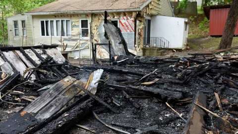 Laquan Madison, habitante del pueblo de Schodack
<i>, </i>Nueva York
<i>,</i> se despertó en la noche para ir al baño y vio cómo incendiaban el garaje de su casa:
<b><a href="http://www.timesunion.com/7dayarchive/article/Schodack-police-probe-garage-fire-graffiti-as-11147194.php#photo-12908090">"Yo grité el nombre de mi esposa ... y todos salimos corriendo de la casa</a></b>". Además del incendio, los vándalos pintaron
<b> una esvástica y un epíteto racial pintado con aerosol.</b>
<br>