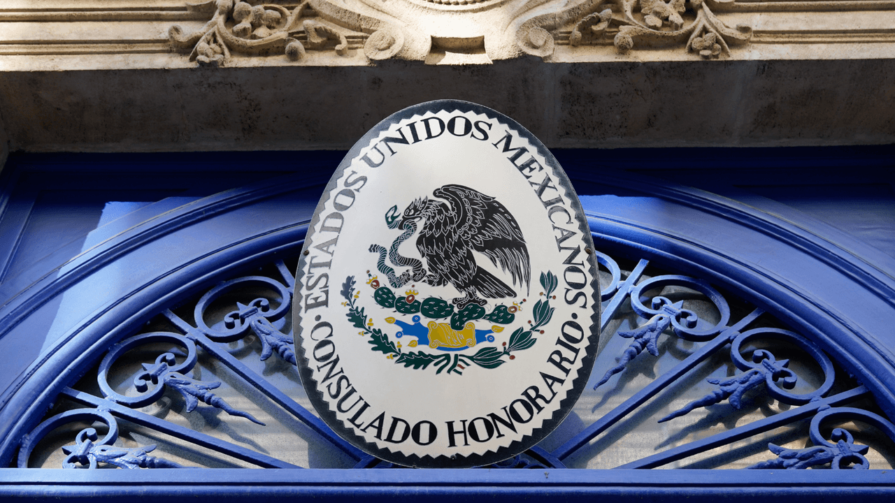 <h2 class="cms-H2-H2"><b>Renovación para mayores de edad</b></h2>
<br>1. Necesitas tu cita. Puedes marcar al teléfono
<b>1-(424)-309-0009</b> para agendarla o enviando un mensaje de WhatsApp. También puedes agendar una cita en esta página:
<b><a href="https://www.citas.sre.gob.mx" target="_blank">https://citas.sre.gob.mx/</a></b>.
<br>2. Llevar el pasaporte que vas a renovar.
<br>3. Llevar una identificación original y vigente (ver la slide 4).
<br>4. Cubrir el pago del pasaporte.