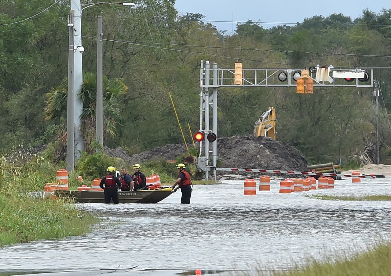 <b>Savannah, Georgia</b> – Con solo tres pies de elevación en el nivel del mar como máximo, la ciudad podría perder mucho, especialmente en sus áreas de pantanos. Gran parte del condado está por debajo de esa elevación de tres pies, incluyendo alrededor de 6,100 casas, $2.1 millones de dólares de propiedad y 106 millas de carreteras. Las ciudades más amenazadas también incluyen Pooler, Georgetown, Richmond Hill, Brunswick y St. Marys. La isla de Skidaway es vulnerable con 691 hogares por debajo de esa elevación.
<br>Por ejemplo, a lo largo de la costa, más de una cuarta parte de la propiedad que se encuentra en tierra menos de tres pies por encima de la línea de marea alta local se encuentra en Savannah, y más de uno de cada seis de los hogares en riesgo en St. Simons. El Condado de Chatham tiene un riesgo anual de 50% de inundaciones para el 2030.