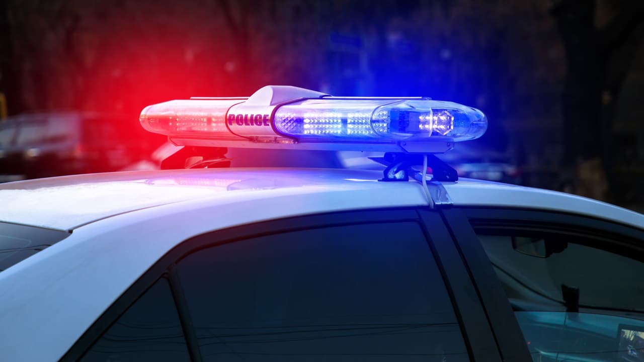 <h3 class="cms-H3-H3">Sanciones más severas</h3> La ley también
<b>aumenta las penalidades para quienes usan documentos falsos para hacerse pasar por inquilinos</b>.
<br>Si alguien presenta un contrato inventado o intenta vender una vivienda sin título, p
<b>uede enfrentar cargos criminales.</b>
<br>
<b>💡 Ejemplo:</b> Los Martínez, de San Antonio, volvieron de visitar a su familia en Monterrey y
<b>encontraron a desconocidos viviendo en su casa. </b>
<br>Antes habrían tenido que demandar y esperar semanas, con la SB 1333,
<b>podrán acudir al sheriff y recuperar su vivienda en cuestión de días.</b>