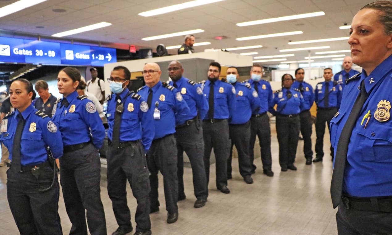Oficiales del TSA durante una guardia de honor en el Aeropuerto Internacional de Orlando