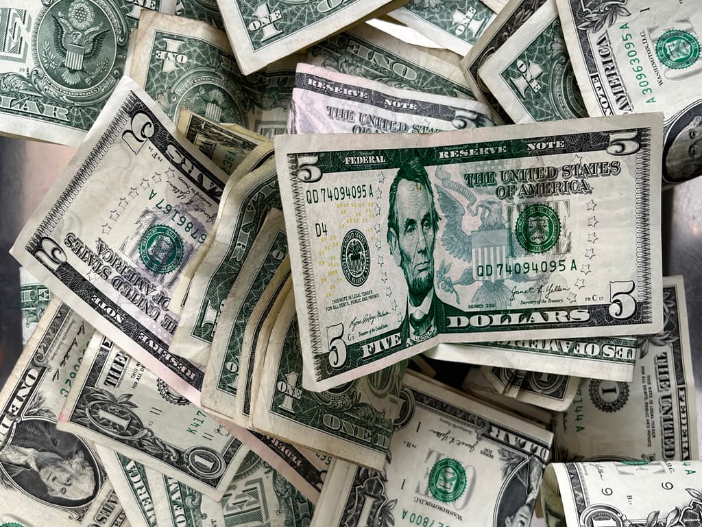 ¿Precio del dólar hoy en México? Así cotiza el peso este lunes 9 de marzo de 2026