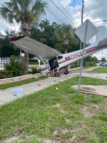 El piloto sufrió heridas menores y no fue trasladado a ningún centro médico. Tampoco habían más pasajeros en la avioneta al momento del accidente.