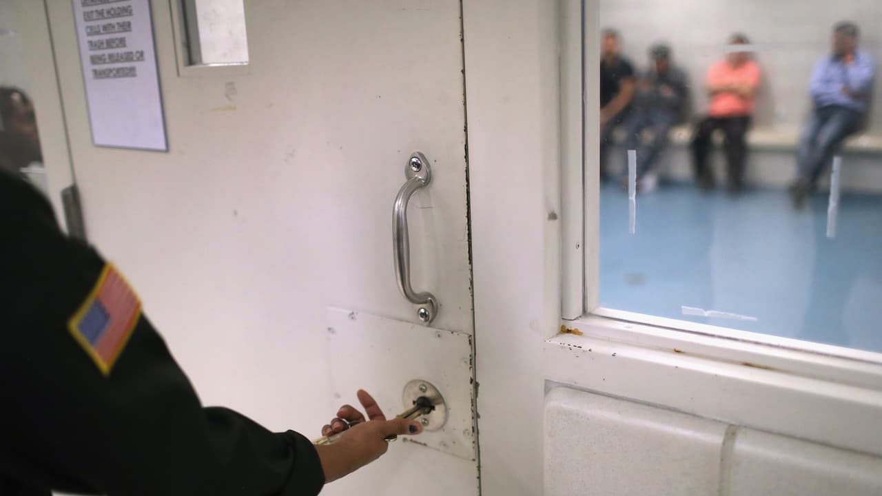 Senadores de Illinois instan a revisión después de casos de paperas en centro de inmigrantes