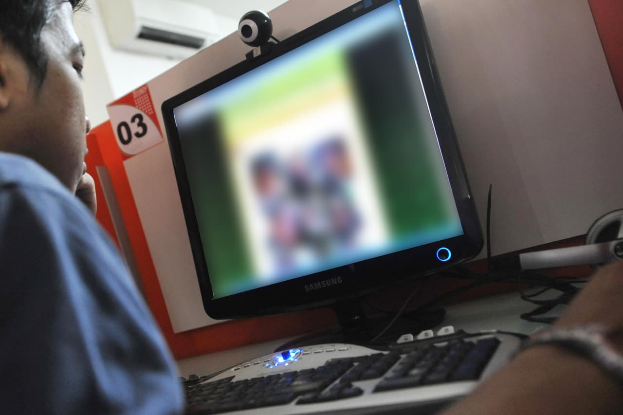 <h3 class="cms-H3-H3"><b>Ley de eliminación de contenidos sexuales no consensuados </b></h3>
<br>
<br>📌 La medida exige que
<b>los sitios web pornográficos que verifiquen la edad de los usuarios como mayor de 18 años</b>, así como que
<b>obtengan el consentimiento por escrito de cada persona que aparezca en las imágenes y el consentimiento por escrito para cada acto sexual representado en cada imagen. </b>
<br>📌 La ley también
<b>exige un proceso para eliminar las imágenes</b>, la designación de empleados para ello y un aviso destacado en los sitios web sobre cómo solicitar la eliminación, que debe realizarse en un plazo de 72 horas.
<br>📌 Las sanciones civiles por infringir la ley podrían ascender a hasta 10 000 dólares diarios,
<i><a href="https://www.newsobserver.com/news/politics-government/article313125819.html" target="_blank">según un reporte de The News & Observer. </a></i>
<br>