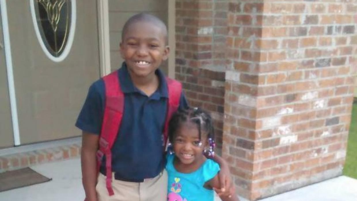 Jordan Jackson, un niño negro de 8 años fue herido al intentar defender a su hermana de 4 durante una pelea escolar en Spanish Lake Primary School in Geismar cerca de Baton Rouge, Louisiana el 25 de noviembre. Durante la pelea, uno de los niños gritó a Jackson
<b>"Deberías regresar al campo de algodón"</b>. El tío de los niños abrió
<a href="https://www.gofundme.com/medical-fund-for-jordan-jackson">una colecta en Gofundme</a> para los gastos médicos derivados de la pelea. En el momento de escribir estas líneas, ya llevaba recolectados $46,000 dólares de un objetivo de $5,000. Reportado por
<a href="https://www.washingtonpost.com/news/education/wp/2016/11/25/go-back-to-the-cotton-farm-black-child-was-taunted-beaten-on-school-playground-family-says/">The Huffington Post.</a>