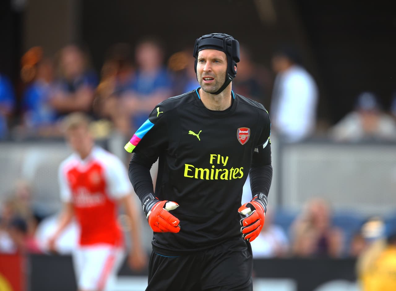 El arquero leyenda que usa un casco protector, el checo Petr Cech, jugó el Partido de las Estrellas del año pasado, y aunque Drogba le hizo gol, él salió victorioso del encuentro con el Arsenal.