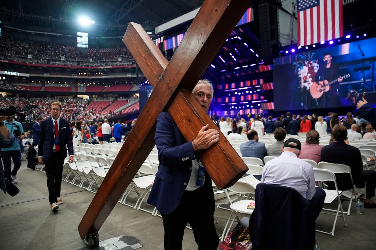 Uno de ellos se hizo notar por llevar
<b>una cruz en su espalda</b>.