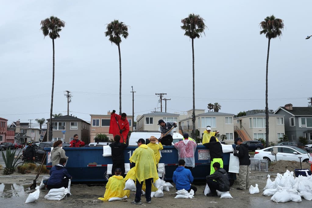 En Long Beach, en la playa Belmont Shore, desde muy temprano voluntarios y bomberos estuvieron ayudando a residentes a llenar sacos de arena.