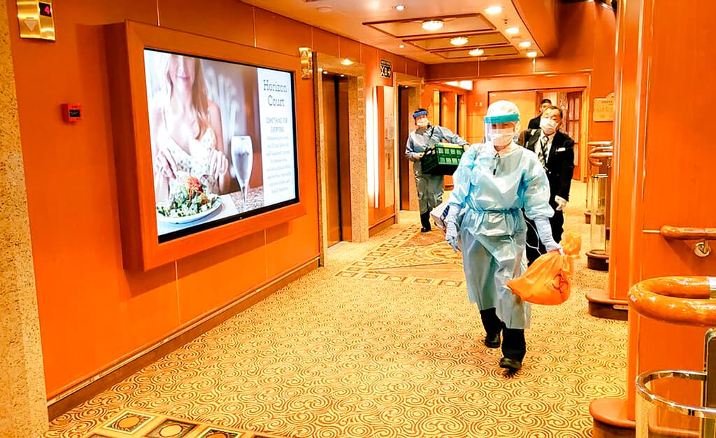 <b>Cruceros.</b> El contagio de más de 600 pasajeros con el coronavirus en el lujoso barco Diamond Princess se convirtió en el primer gran golpe para la industria de cruceros. Hasta el 16 de marzo había al menos siete embarcaciones en el limbo porque los pasajeros dieron positivo o mostraron síntomas del virus y ningún país estaba dispuesto a recibirlos. Las acciones de tres grandes compañías de cruceros: Royal Caribbean, Carnival Corp. y Norwegian Cruise Line Holdings, cayeron más del 50% a raíz de la pandemia de covid-19.