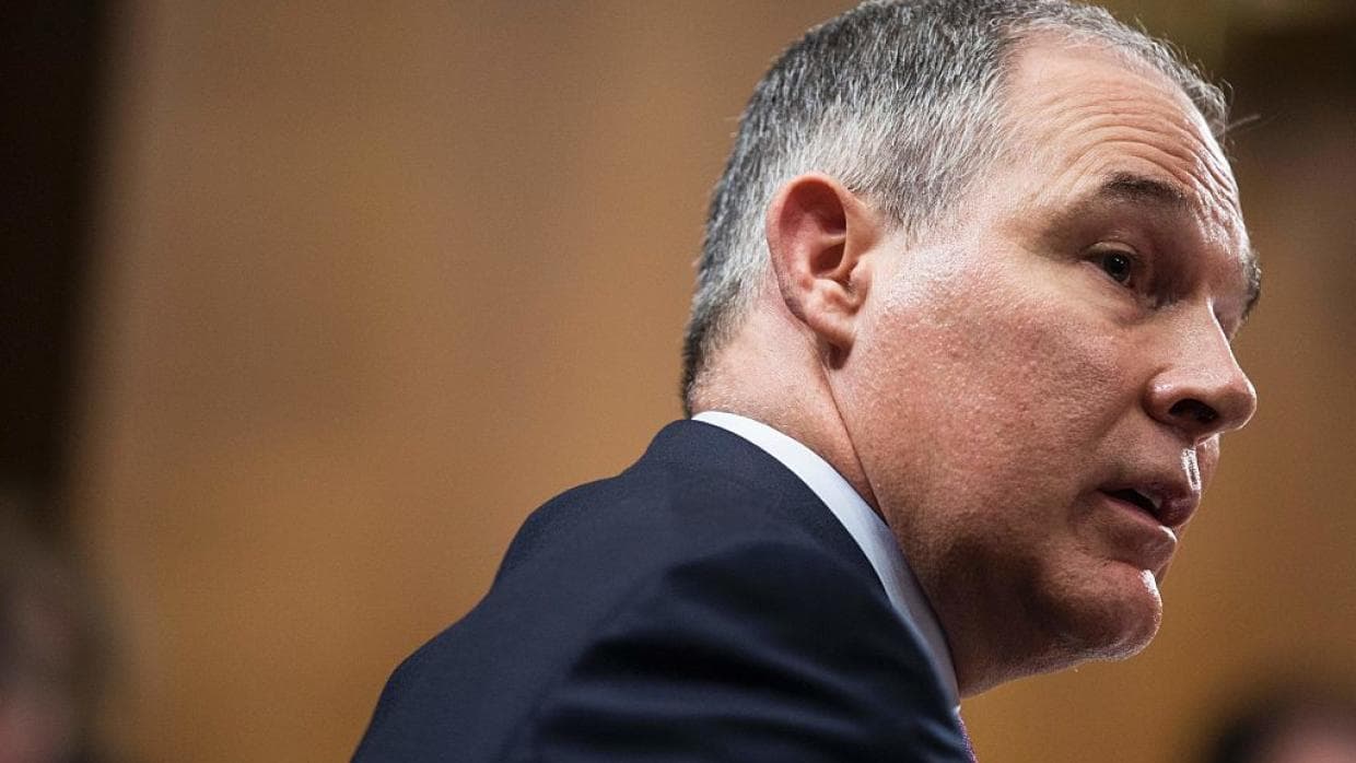 17 de febrero. El Senado confirma a un escéptico del cambio climático como jefe de la Agencia de Protección Ambiental (EPA). Scott Pruitt ha sido un vehemente adversario de la agencia que ahora encabezará. Como fiscal general de Oklahoma, dedicó gran parte de su carrera a bloquear regulaciones de la EPA que protegen el medio ambiente. Incluso en su propia biografía oficial, Pruitt se autocalifica como un "destacado detractor de la agenda activista de la EPA". Más información en: http://uni.vi/SI4E30dWwd6