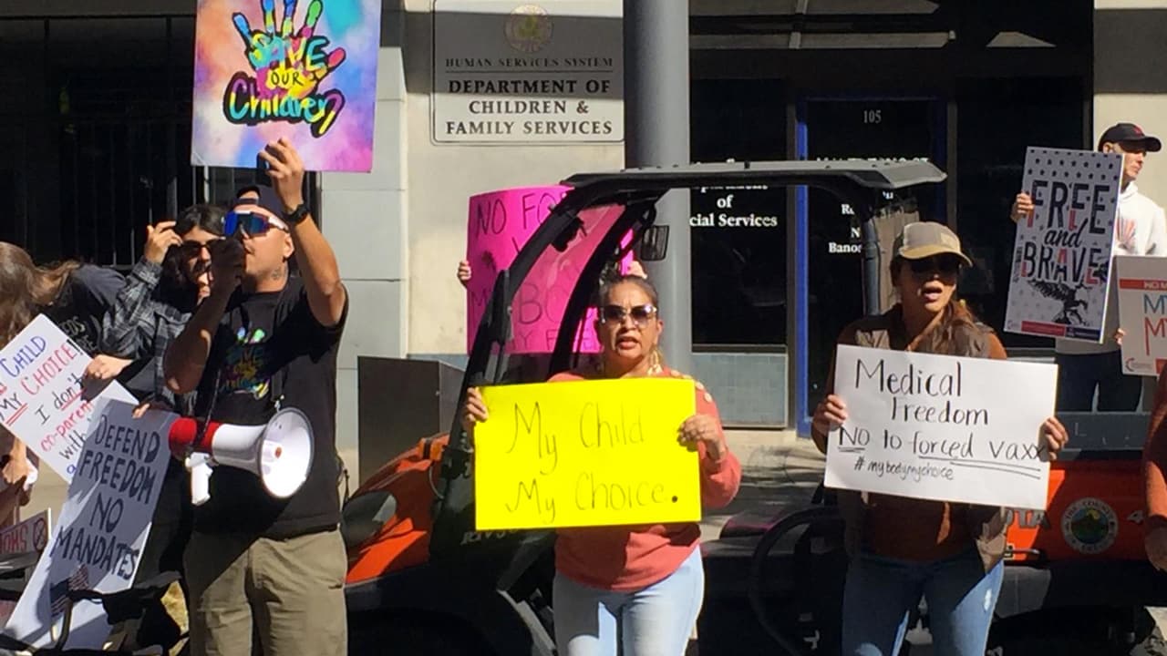 Protestan en Fresno contra obligación a estudiantes de tener vacuna contra covid-19