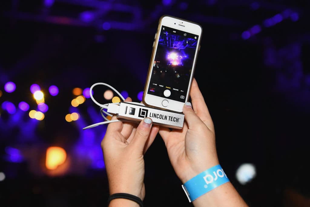 Nueva regla de seguridad en aeropuertos: ¿por qué esta aerolínea prohíbe ocultar cargadores en vuelos?