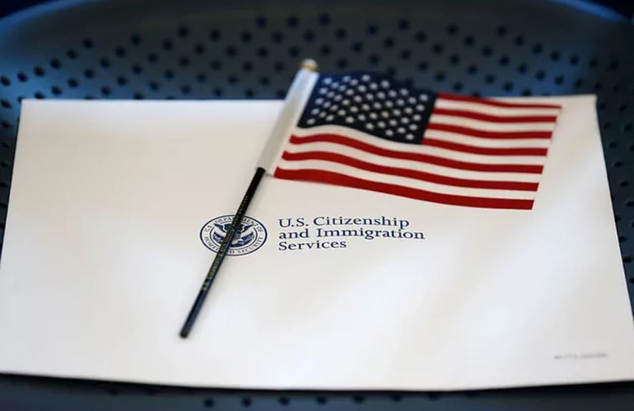 USCIS planea suspender los permisos de trabajo para solicitantes de asilo por "varios años"