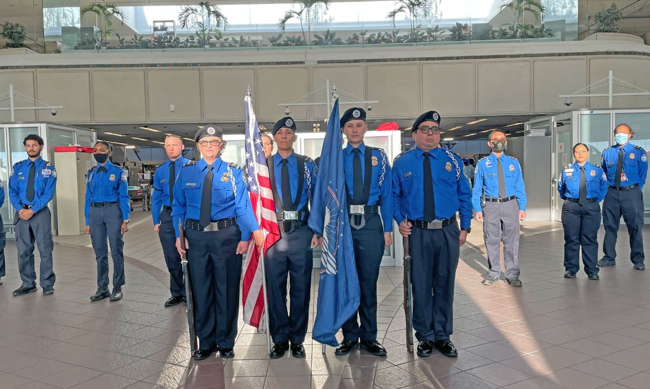 Guardia de honor en el Aeropuerto Internacional de Orlando este domingo 11 de septiembre de 2022.