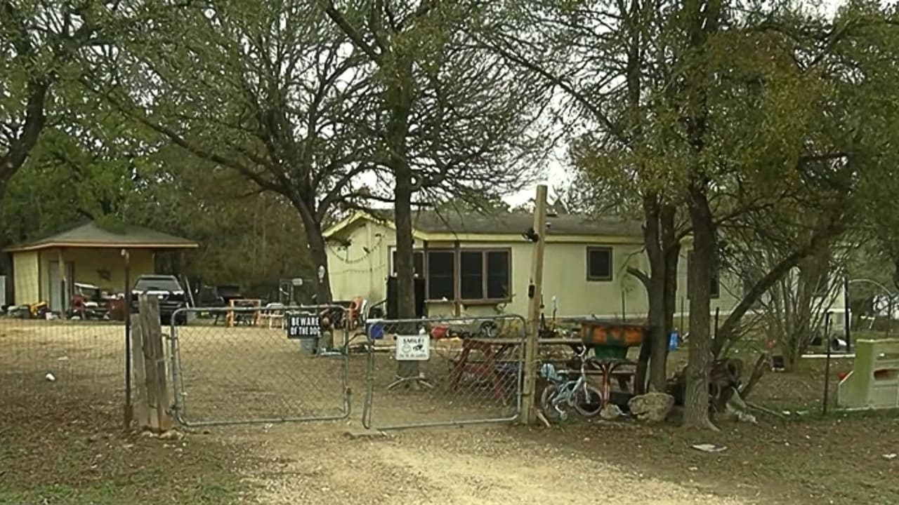 La vivienda ubicada en Cedar Creek, dentro del condado Bastrop, donde una mujer originaria de San Antonio fue encontrada sin vida.