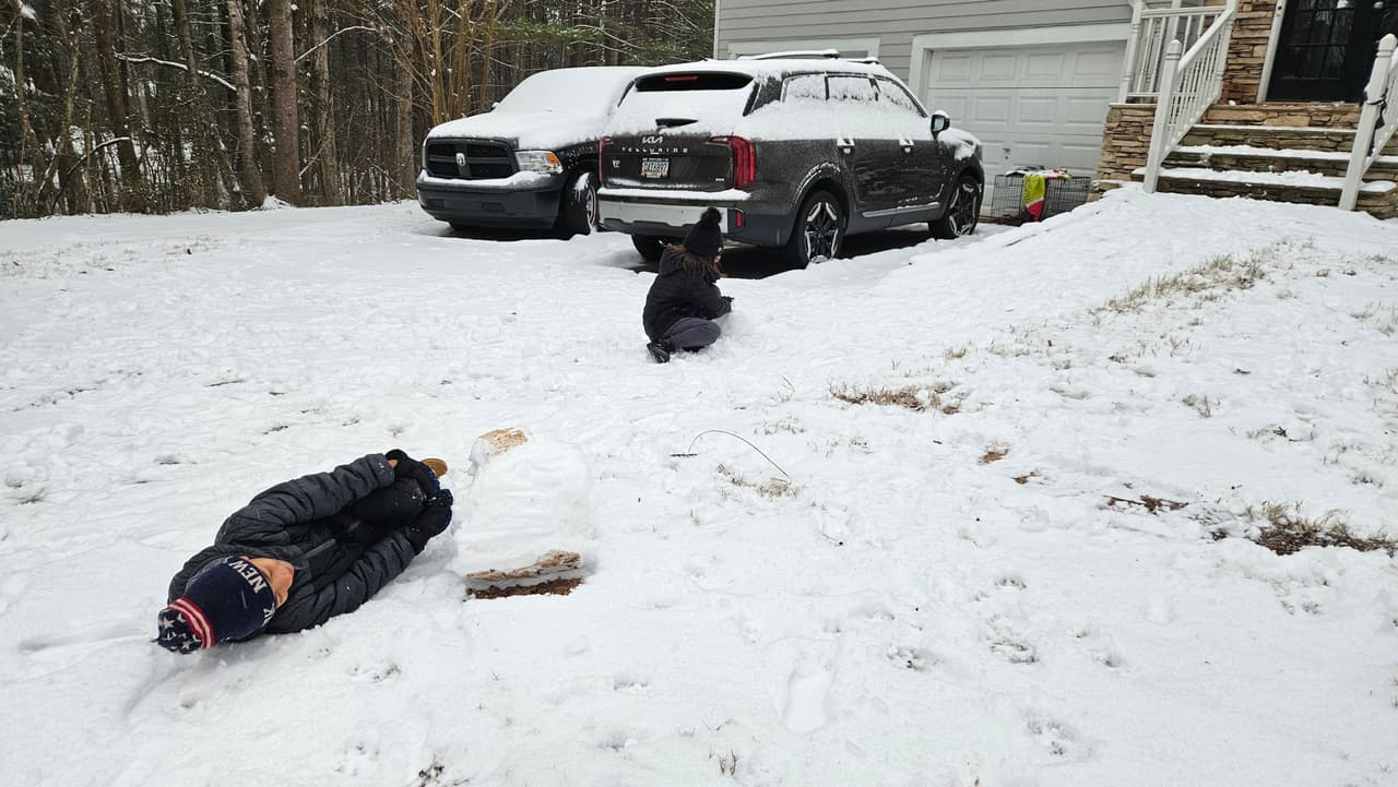 Varios distritos escolares cancelaron clases, lo que provocó que los
<b>menores salieran a sus jardines a jugar con la nieve.</b>
<br>
