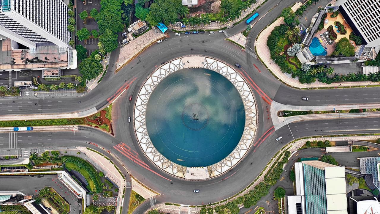 Una rotonda en una vía principal de Yakarta, Indonesia. 10 de abril.
