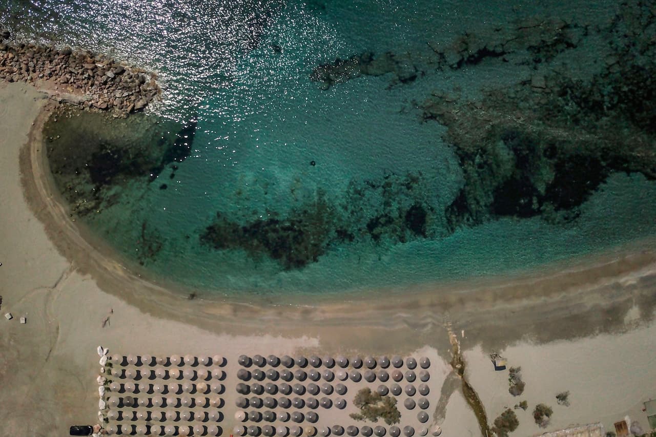Una playa de la zona costera de Atenas, Grecia. 11 de abril.
<br>