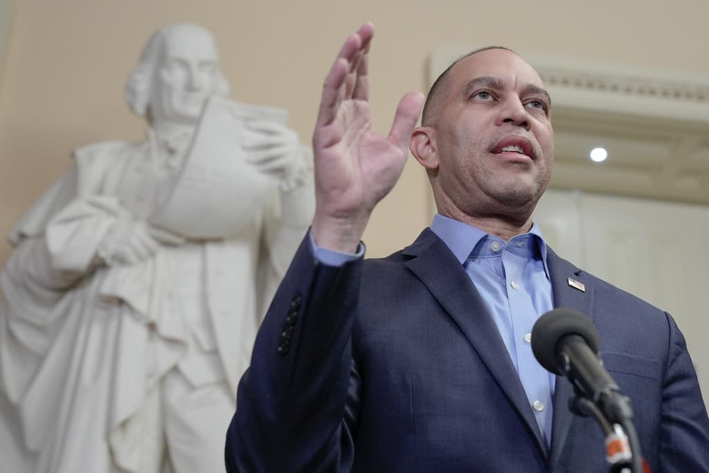 Jeffries dice que demócratas harán “lo que sea necesario” para rediseñar distritos en Virginia