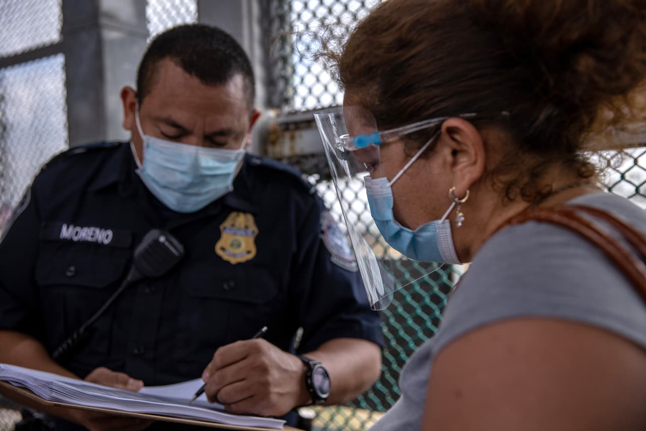 De acuerdo con la
<b><a href="https://travel.state.gov/content/travel/en/traveladvisories/traveladvisories/mexico-travel-advisory.html" target="_blank">alerta de viaje</a></b>, se recomienda a los estadounidenses no viajar
<b> </b>a los siguientes estados ante la ola de inseguridad:
<b>Colima, Guerrero, Michoacán, Sinaloa y Tamaulipas.</b>