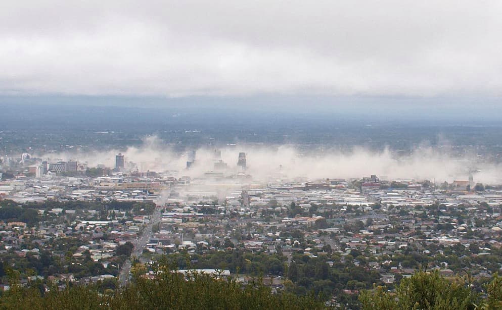 Más de 800 muertos y 18,000 heridos es la estimación que el Servicio Geológico Nacional hizo sobre un posible terremoto de magnitud superior a 7.0 sobre la Falla de Hayward. Tras la sacudida, el estudio advierte que
<a href="https://www.univision.com/local/san-francisco-kdtv/haywired-el-megaterremoto-con-potencial-de-causar-800-muertes-y-dejar-52-000-casas-en-llamas-en-california" target="_blank">casi 2,500 víctimas necesitarían ser rescatadas de entre los escombros</a> y otras 22,000 quedarían atrapadas en elevadores.
