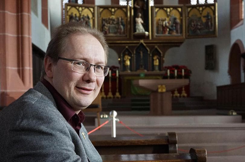 Esta no era la primera vez que
<b>Eschenbacher</b> trataba algo diferente par atraer feligreses, ya que en el pasado pronunciaba sus homilías con rimas y también organizó una procesión futbolera cuando un equipo consiguió el ascenso a la primera categoría de Alemania.