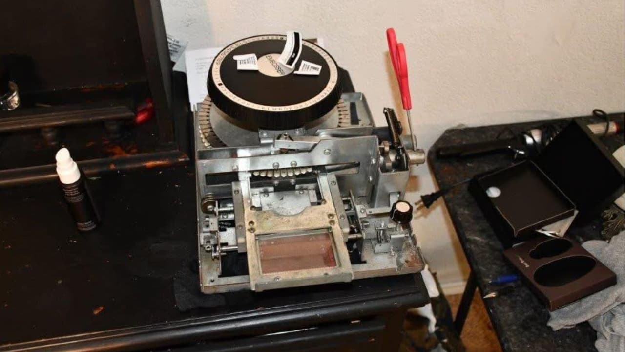 Una orden de cateo permitió asegurar máquinas para fabricar tarjetas de crédito, cinco impresoras, llaves maestras del Servicio Postal, tarjetas y cheques robados, así como un
<b> registro con los datos personales de numerosas víctimas.</b>