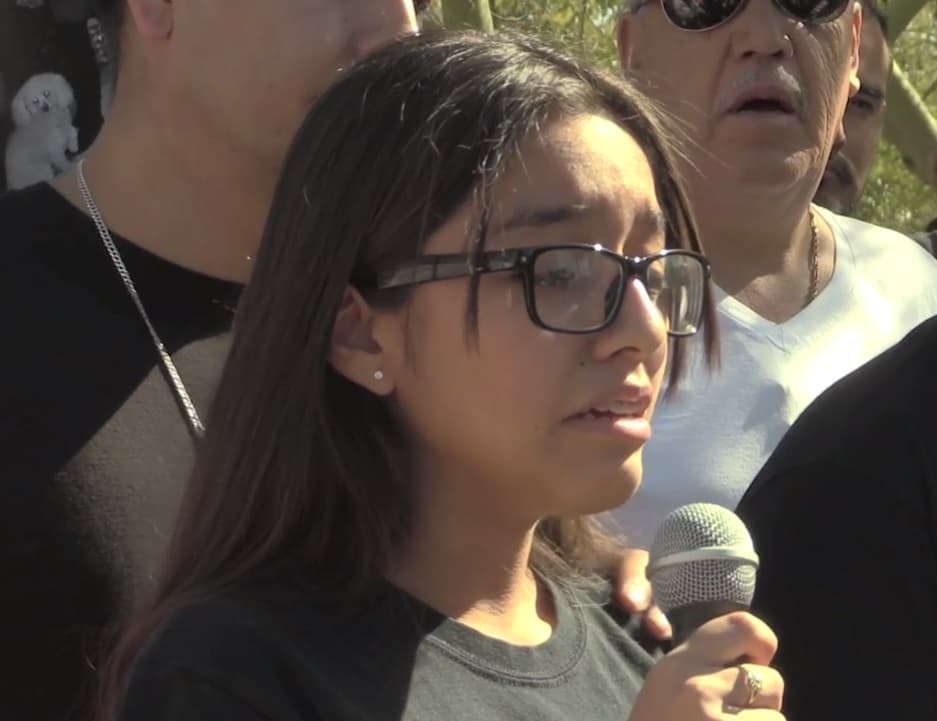 Jaqueline García, hija de Guadalupe García también dirigió a los presentes en las oficinas de Ice de Phoenix, momentos antes del arresto.