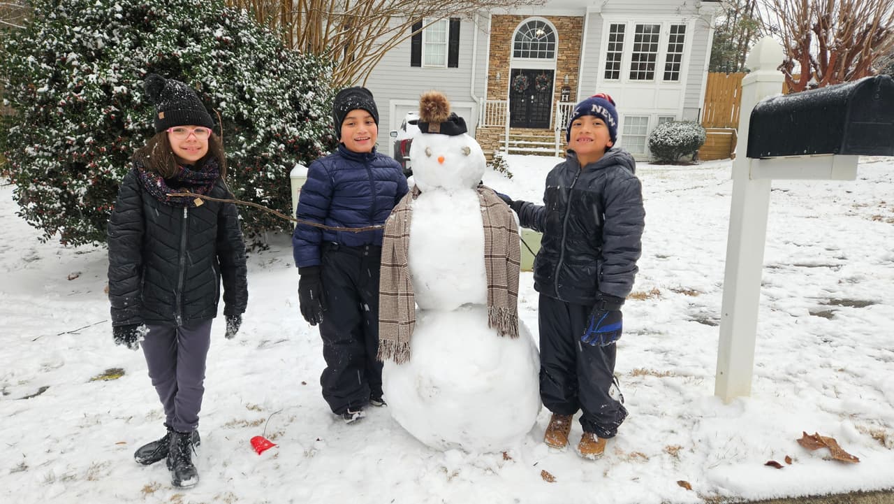 Varios distritos escolares cancelaron clases, lo que provocó que los
<b>menores salieran a sus jardines a jugar con la nieve.</b>
<br>
<br>Aquí puede encontrar todos los distritos escolares que han cancelado clases el viernes 10 de enero y suspendieron actividades el sábado 11 de enero.
