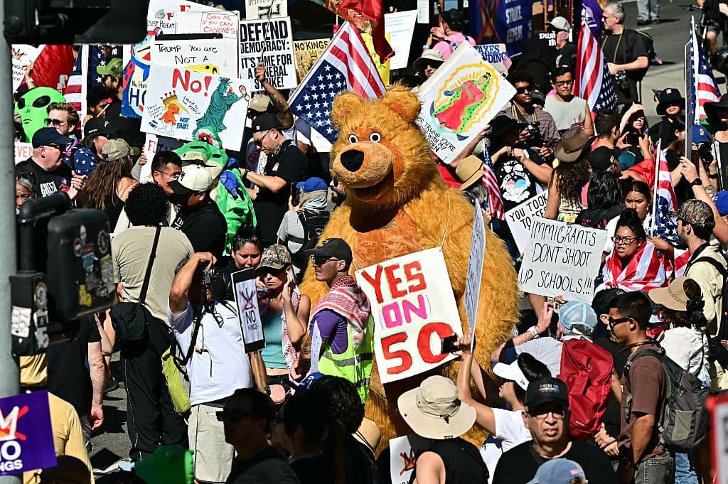 El presidente Trump refutó la premisa de las protestas en una entrevista con Fox News el viernes: "Se refieren a mí como un rey. No soy un rey".