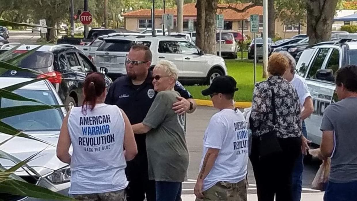 Mientras varios habitantes de Hollywood, Florida, se enfrentaban por diferencias ideológicas con supremacistas blancos, un policía de Hollywood apareció posando para selfies con los manifestantes blanco-nacionalistas, que estaban agitando signos y vistiendo camisas que representaban a la Liga del Sur, una organización neo-confederada, de supremacía blanca.