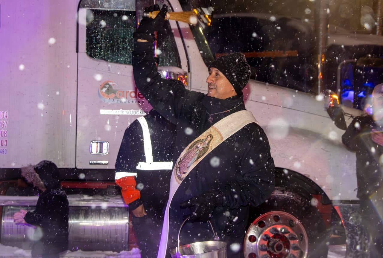 Al llegar al Santuario,
<b>los tráileres recibieron una bendición especial, acompañada de mariachi, rezos y momentos de profunda emoción</b>.
<br>
<br>"Cada año es ir a ver la Virgen para pedirle que otro año más de vida", comentó Samuel.