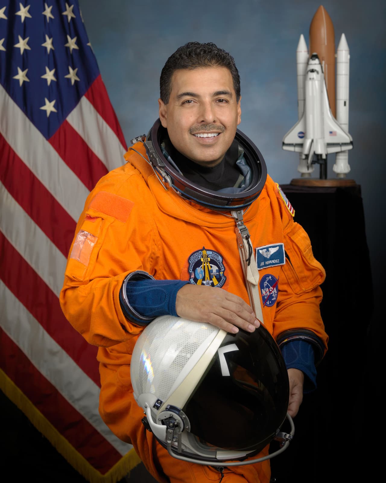 <b>José Hernández.</b> In spite of all the obstacles that he had as a Mexican immigrant in the United States, he managed to become an astronaut. Before studying electrical engineering and computer science at the University of California, he had to learn English as a child with his brothers. He confesses that he was not fluent in English until he was 12 years old.
<br>