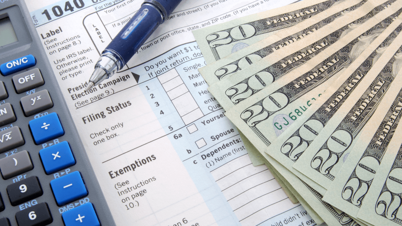 <h2 class="cms-H2-H2"><b>El beneficio que la Propuesta 4 trae para los negocios</b></h2>
<br>Si el valor de una propiedad en el caso de negocios es de $100,000, pero el siguiente año sube a unos $200,000,
<b>lo más que pueden subir los impuestos serían un 20%</b>. Esto incluye propiedades que uses para rentar a inquilinos.