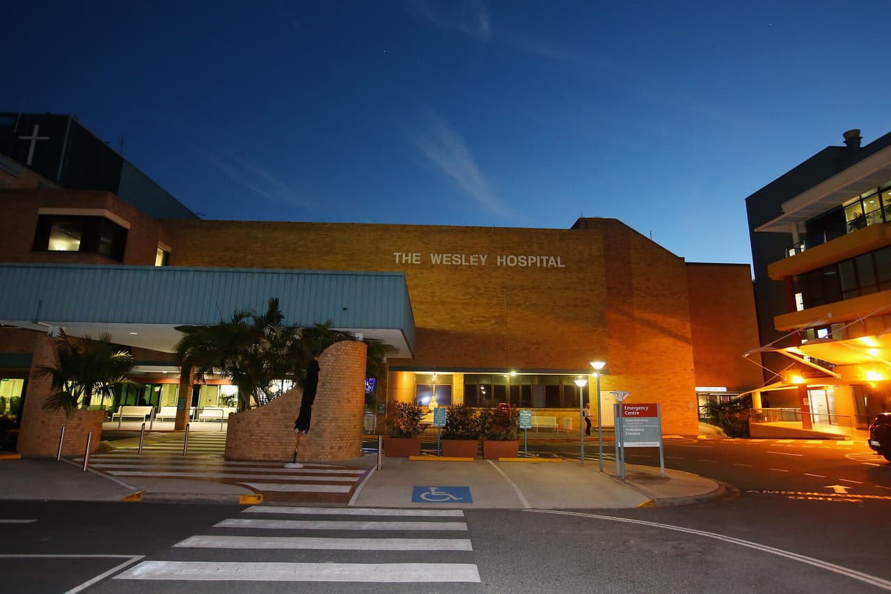 <b>Australia</b>: combina la atención pública y la privada. El gobierno estimula a la gente con mayores recursos a contratar pólizas privadas mediante el cobro de un 1% extra en pago de impuestos si sus ingresos alcanzan determinada cifra y la persona usa el seguro público. La mayoría de las medicinas por prescripción son subsidiadas gracias al
<a href="http://www.nhs.uk/pages/home.aspx">Pharmaceutical Benefits Scheme (PBS).</a>