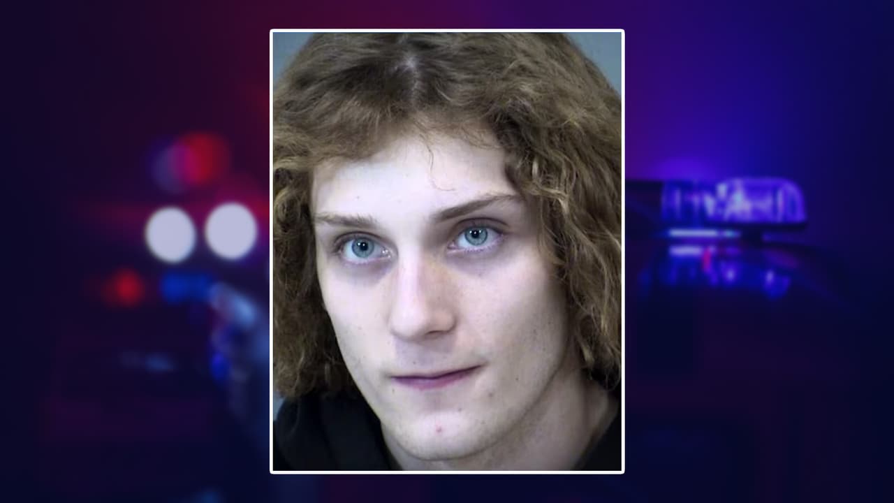 Entre los nuevos acusados está
<b>Kyler Matthew Renner, de 19 años</b>, quien enfrenta tres cargos de posesión de un narcótico para la venta, un delito grave de Clase Dos; dos cargos de posesión de drogas peligrosas para la venta, un delito grave de Clase Dos; y un cargo de uso de comunicación por cable o comunicación electrónica en transacciones relacionadas con drogas, un delito grave de Clase Cuatro.