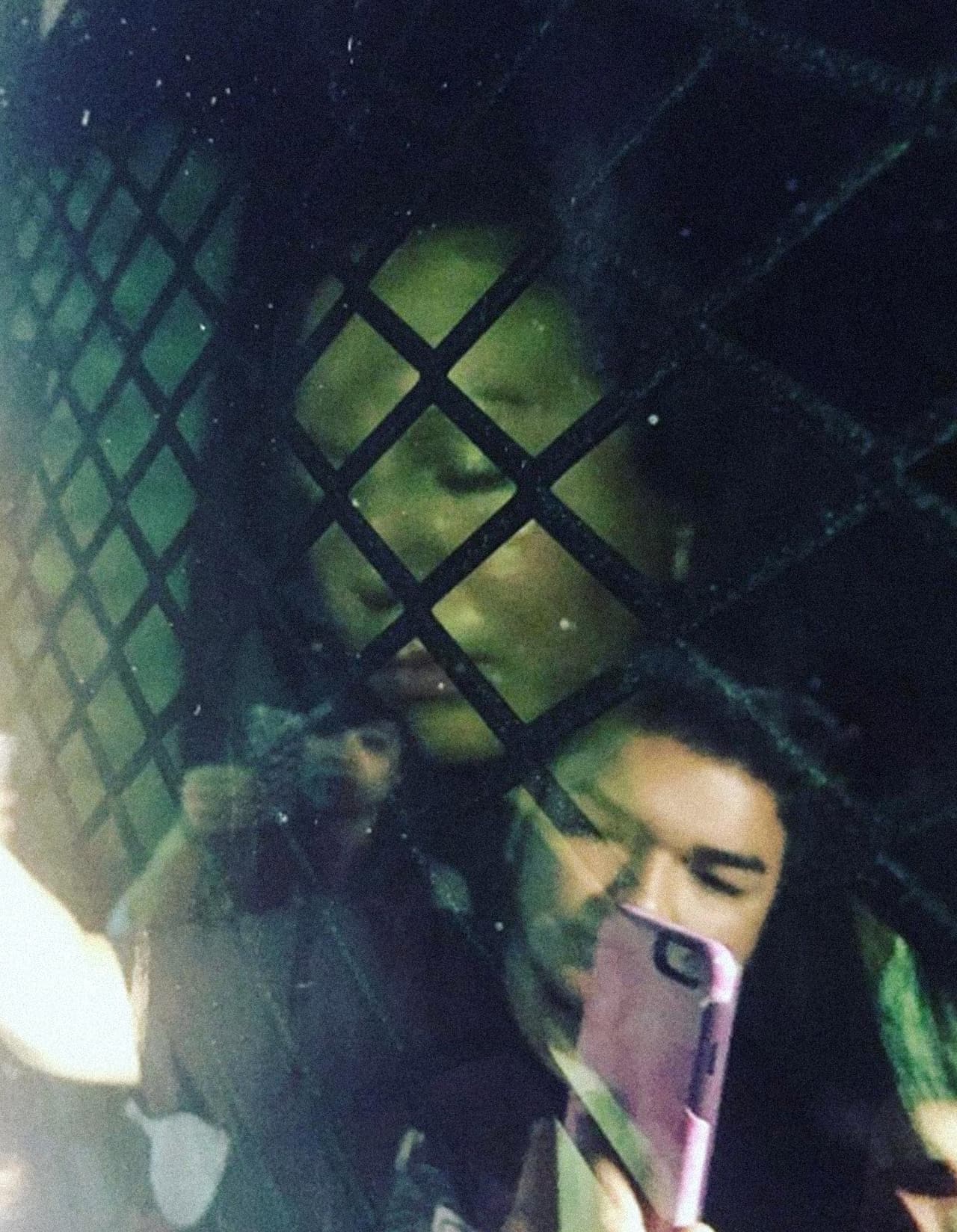 "Ayer fui a entregarla a un 'check-in' y no salí con ella", contó el abogado de Guadalupe, Ray Ybarra Maldonado, durante una llamada con los medios de prensa. "Es muy triste entrar con una cliente y no salir con ella (...) Es triste porque esta familia es casi perfecta. Siempre están comiendo juntos, en la iglesia", añadió.