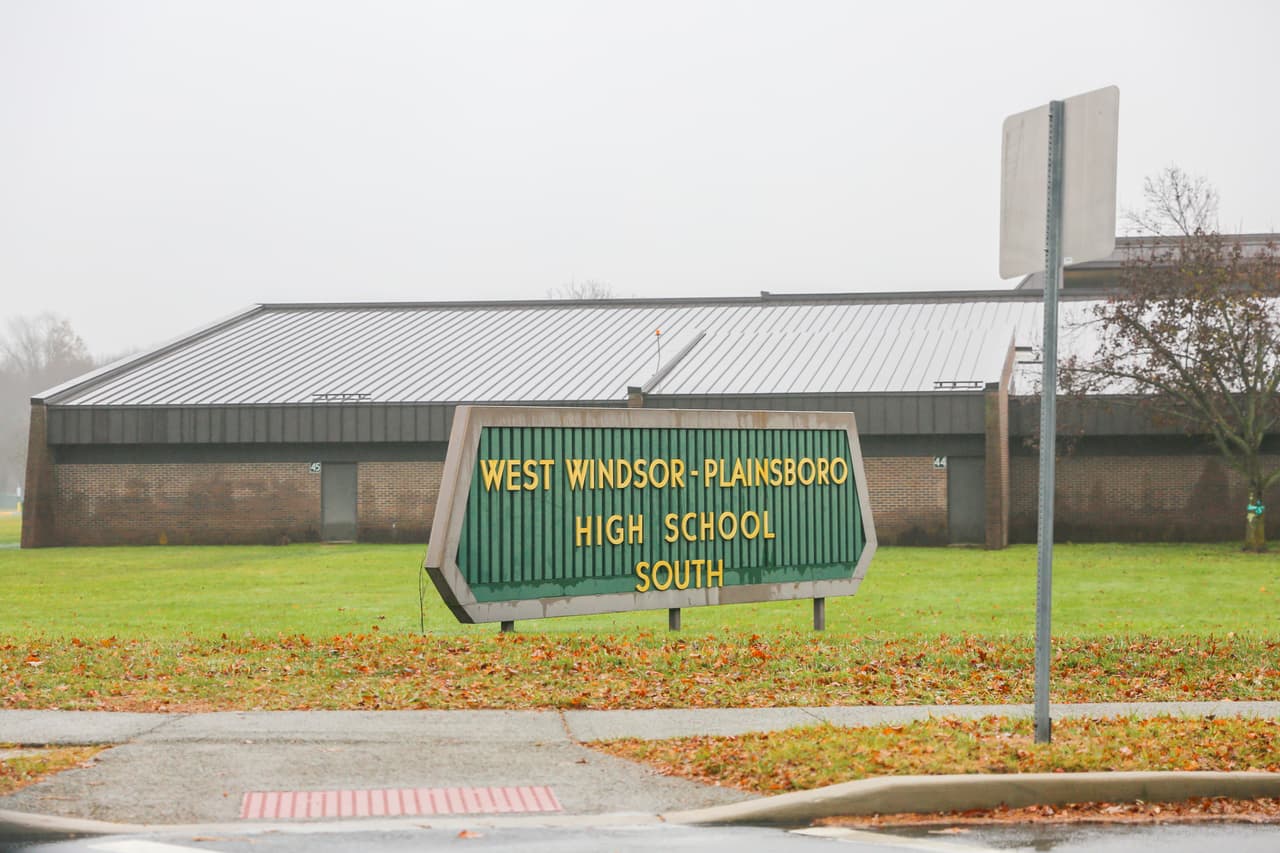 <h3 class="cms-H3-H3">11. West Windsor</h3>
<br>
<br>West Windsor es conocida por sus escuelas públicas. Los residentes están a solo un corto viaje en tren de Nueva York y un viaje similarmente corto a Filadelfia. Tener una ubicación céntrica tiene sus ventajas, ya que la famosa costa de Jersey y sus paseos marítimos están a menos de una hora de distancia. También es hogar de Grovers Mill, un sitio conocido por la transmisión de La Guerra de los Mundos, de Orson Wells, en 1938.
<br>
<br>🏡
<b>Estado: </b>Nueva Jersey
<br>
<br>🏡
<b>Condado:</b> Mercer
<br>
<br>🏡
<b>Población:</b> 30,038