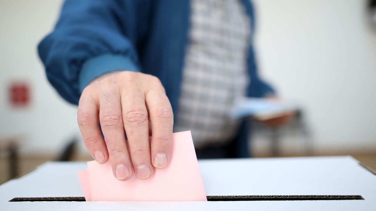 <h3 class="cms-H3-H3">¿Qué podemos hacer como comunidad?</h3>
<br>Aquí algunas formas en que podemos participar:
<br>
<b>✅ Informarnos: </b>Averigua si tu distrito cambiaría. Puedes consultar el sitio oficial
<a href="https://redistricting.capitol.texas.gov/" target="_blank">redistricting.capitol.texas.gov</a>
<br>
<b>✅ Participar: </b>La Legislatura realiza audiencias públicas donde cualquier persona puede expresar su opinión.
<br>
<b>✅ Compartir la información: </b>Habla con tu familia, vecinos y amigos. Entender el tema ayuda a tomar mejores decisiones.
<br>
<b>✅ Ejercer el derecho al voto: </b>Cuando llegue el momento, asegúrate de estar registrado y conocer tu nuevo distrito.