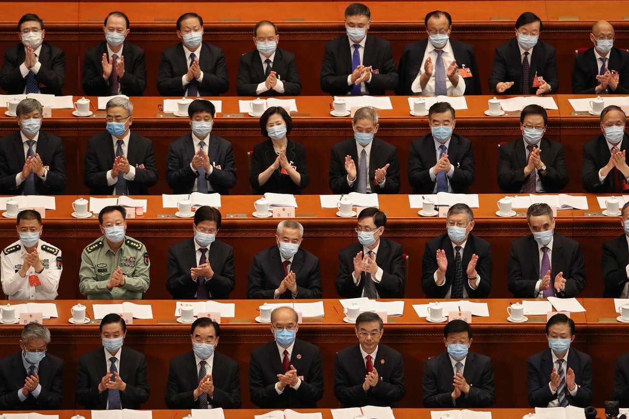 La concurrida segunda sesión del Congreso Nacional del Pueblo, en China, el 25 de mayo. Estas reuniones habían sido suspendidas desde marzo por la pandemia.
<br>