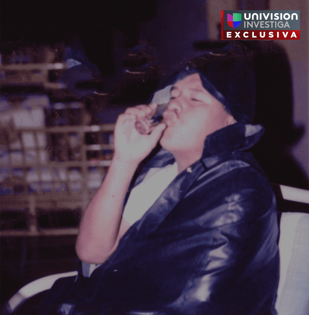 Darío Uzma tomando aguardiente. Paseo a Copacabana, Antioquia con Nicolás Escobar.