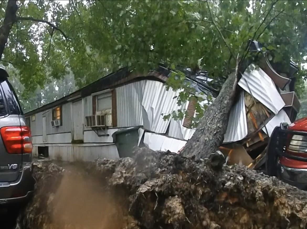 La
<b><a href="https://www.univision.com/local/north-carolina-wuvc/tormenta-debby-destruye-tornado-arbys-moncks-corner-sur-de-raleigh-fotos" target="_blank">tormenta tropical Debby,</a></b> que entró a Florida como huracán 1 el pasado lunes, tocó tierra nuevamente este jueves 8 de agosto, en Carolina del Sur, impactando también con inundaciones y tornados a varios condados en Carolina del Norte. En Orange se reportó cómo una familia perdió parte de su casa.