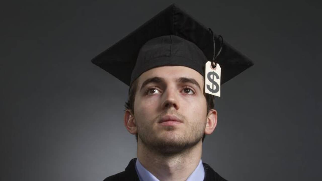 Saving on a Valuable Education (
<b>SAVE</b>, por sus siglas en inglés), fue impulsado por el presidente Joe Biden después de que la Suprema Corte rechazara su primer plan de condonación de
<a href="https://www.univision.com/local/arizona-ktvw/prestamos-estudiantiles-a-partir-de-cuando-se-reinician-pagos">préstamos estudiantiles</a>.