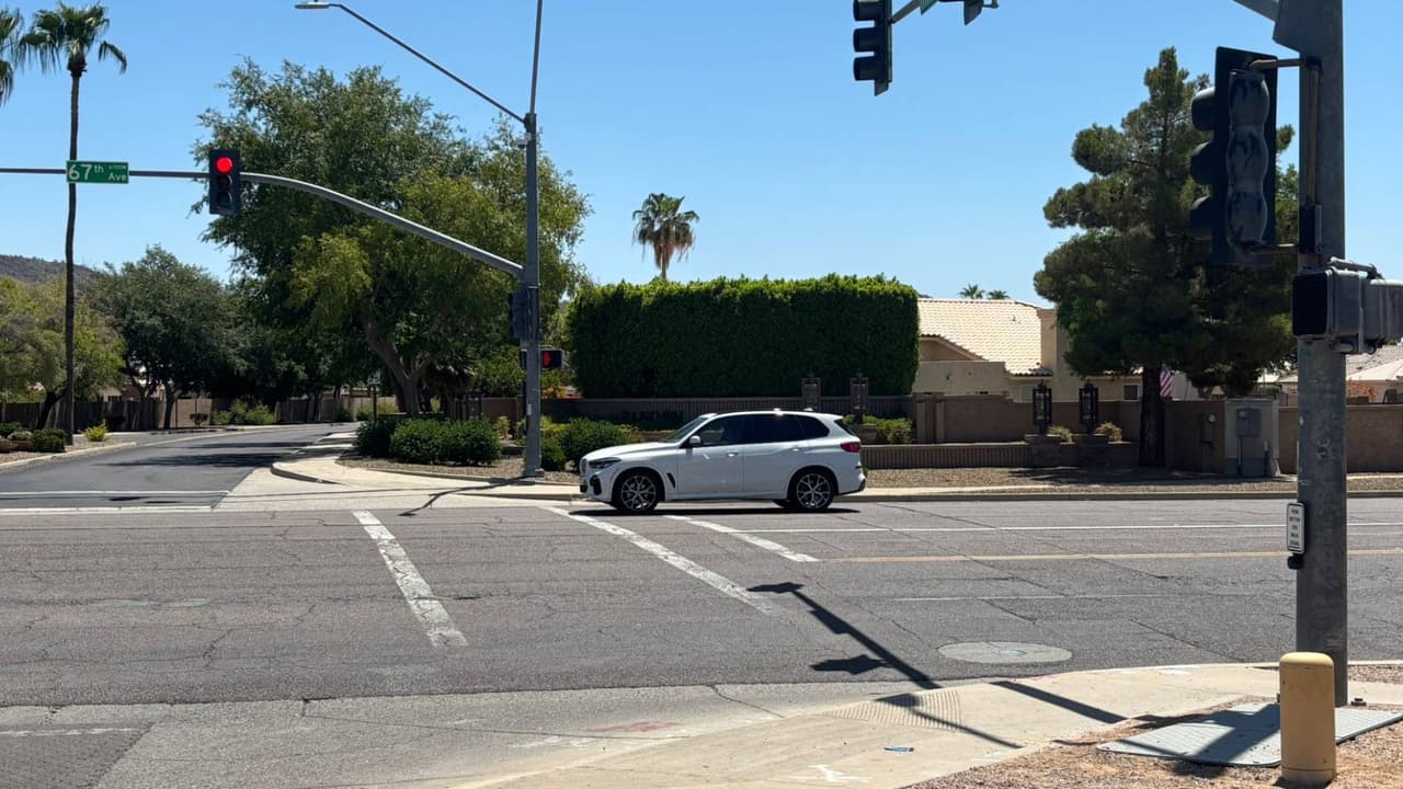 Adolescente que iba a la escuela en bicicleta fue atropellado en Glendale: Está en condición crítica
