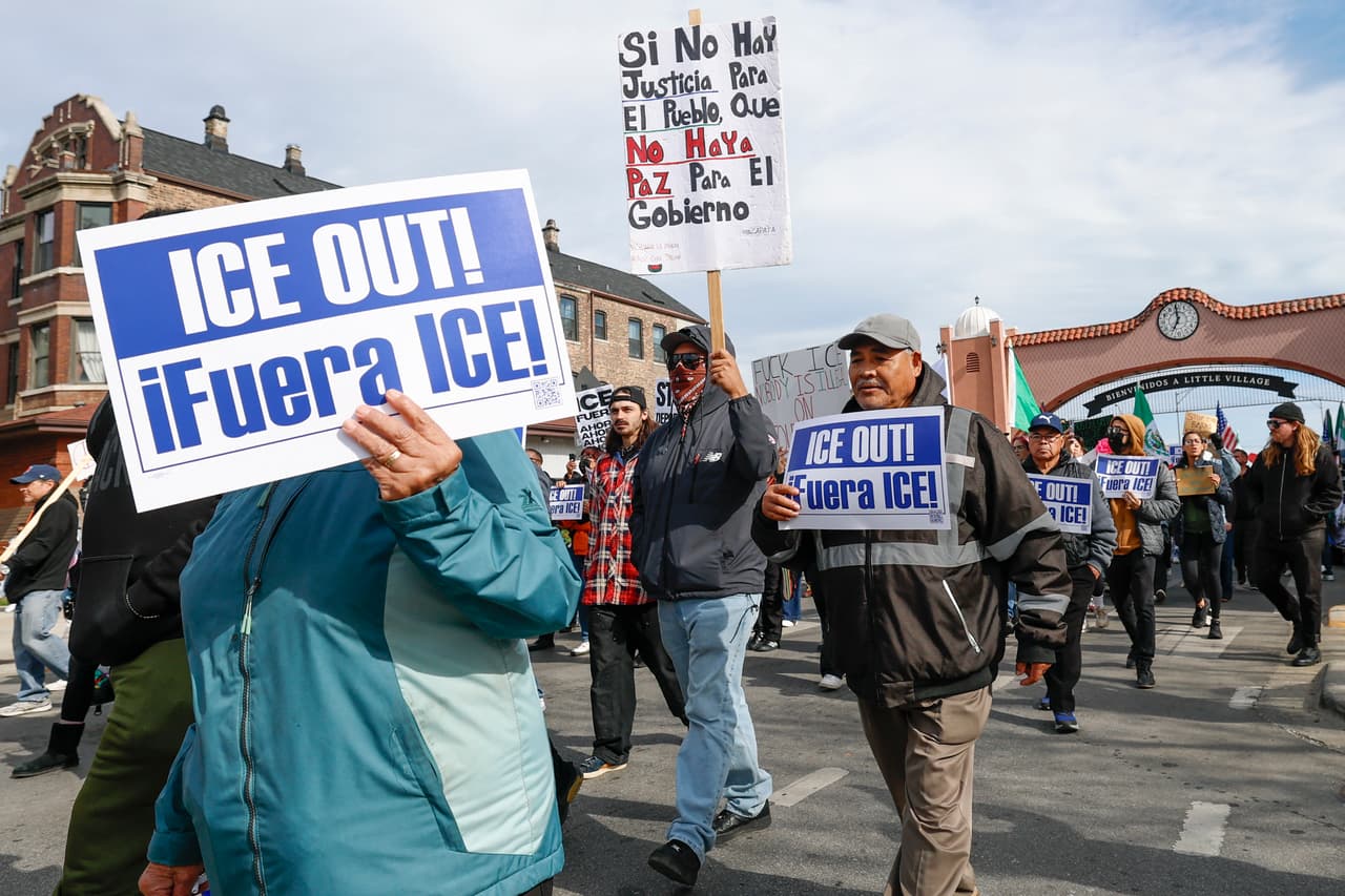 Por la mañana, una manifestación en el barrio de Old Irving Park, cerca de
<b>North Kildare Avenue y West Waveland Avenue</b>, terminó con al menos
<b>tres personas detenidas</b> tras un enfrentamiento entre residentes y agentes federales.
<br>
<br>Organizaciones locales reportaron el uso de
<b>gas lacrimógeno</b>, lo que generó caos entre los presentes.
