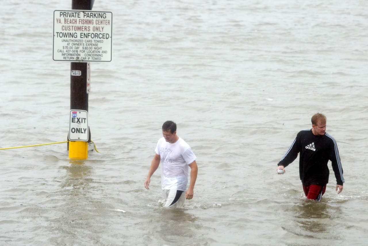 <b>Virginia Beach, Virginia</b> – Se calcula que en lo próximos 50 años la costa de Virginia Beach podría estar muy afectada. Según la NOAA, luego de New Orleans, esta es la zona más afectada por el aumento en el nivel del mar. Esta alza afectaría a hoteles y restaurantes frente al mar, lo que tendría un impacto directo en la economía de la zona. Es probable que las zonas bajas sean inundadas con más frecuencia y que algunos vecindarios terminen bajo el agua. La agencia metereológica también prevé un aumento en la intensidad y el impacto de los huracanes y oleadas por tormenta para ese periodo, lo que amenaza edificios costeros, infraestructura y también operaciones militares. Se prevé que afinales de siglo, las tormentas podrían sumergir instalaciones de los Estados Unidos y la Base Naval de Norfolk, ambas a elevaciones de menos de cinco pies.