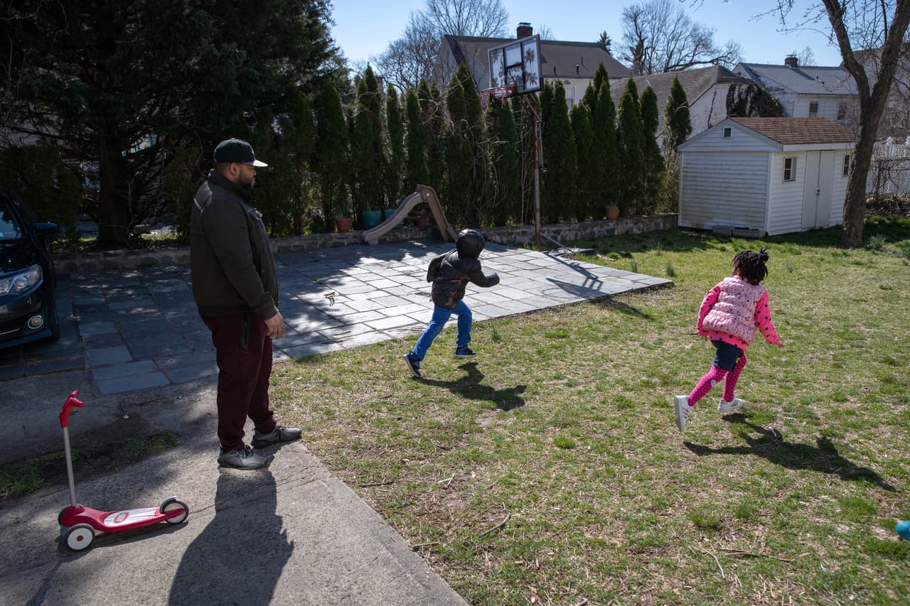 <b>Actividades físicas</b>: Desde bailar y cantar hasta darle un giro divertido a las actividades de limpieza de la casa, es importante que los niños hagan actividades físicas diarias para que se mantengan saludables y quemen energías.