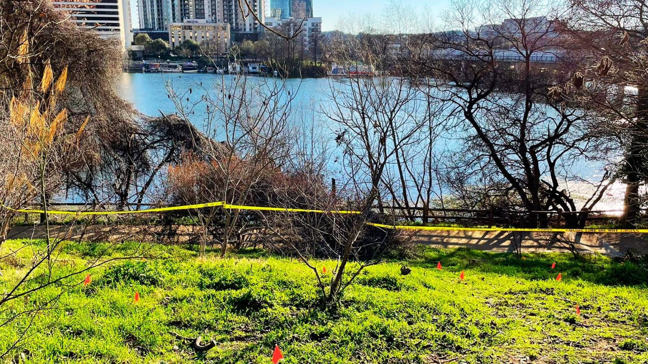 Según el Servicio de Emergencias del Condado de Austin-Travis, los paramédicos recibieron la llamada inicial a las 1:31 p.m. y encontraron
<b>el cuerpo de un adulto en el agua cerca de Buford Tower en W. Cesar Chavez St</b>.